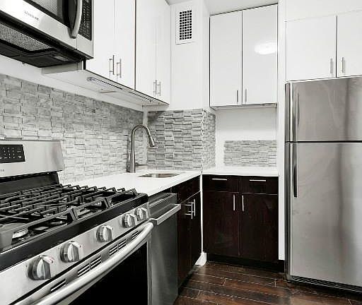 3rd image of 201 E 17th St APT 32J