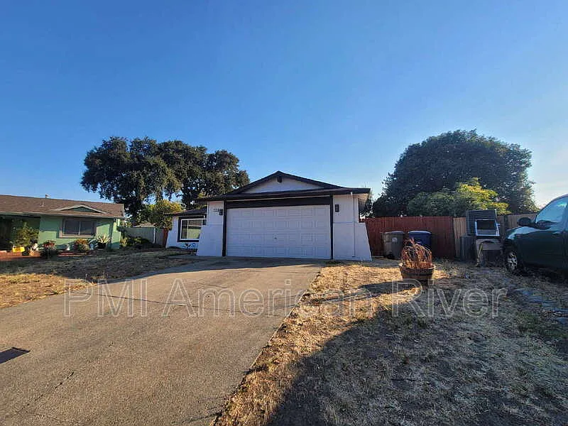 3 bed, 2.0 bath, 1185 sqft, $2,500 — Photo 2