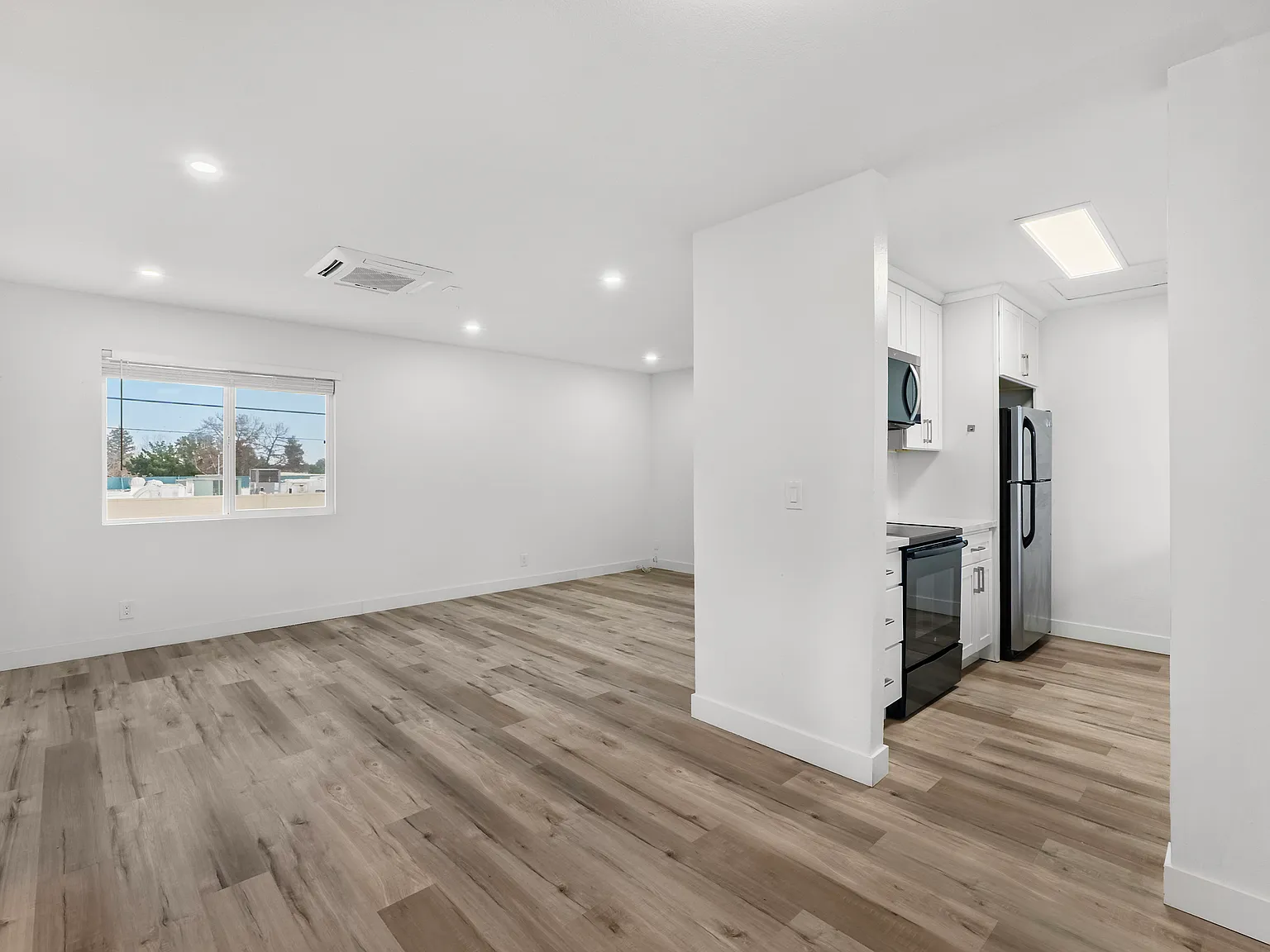 3 bed, 1100 sqft, $4,000 — Photo 2