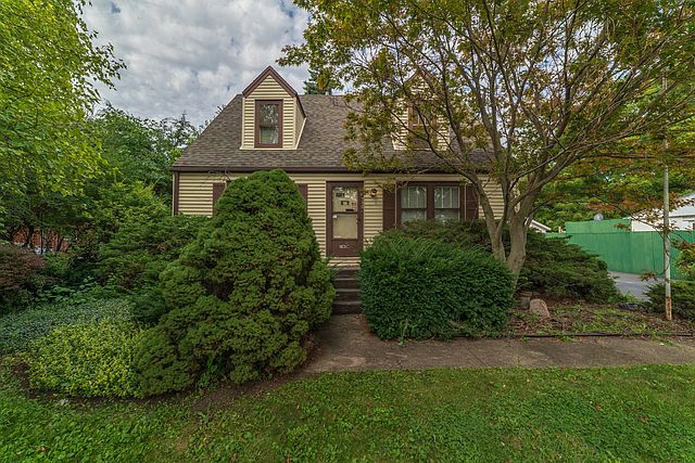 1st image of 740 W Oakton St