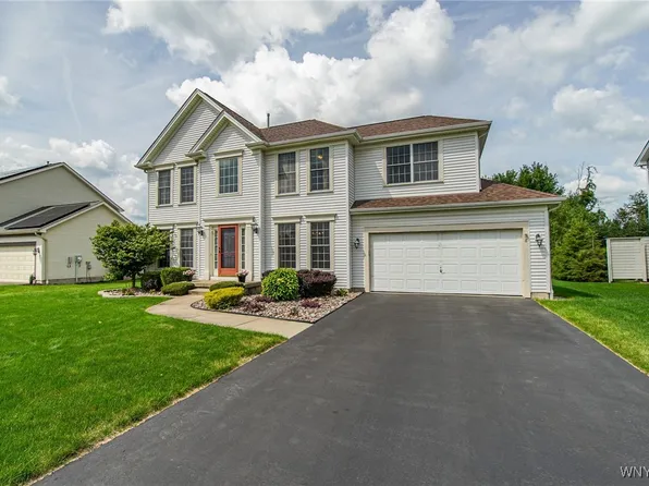 8 Red Clover Ln, Lancaster, NY 14086