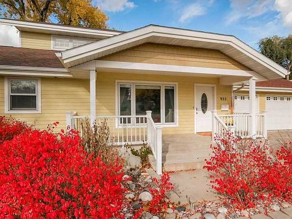 3rd image of 933 Delphinium Dr