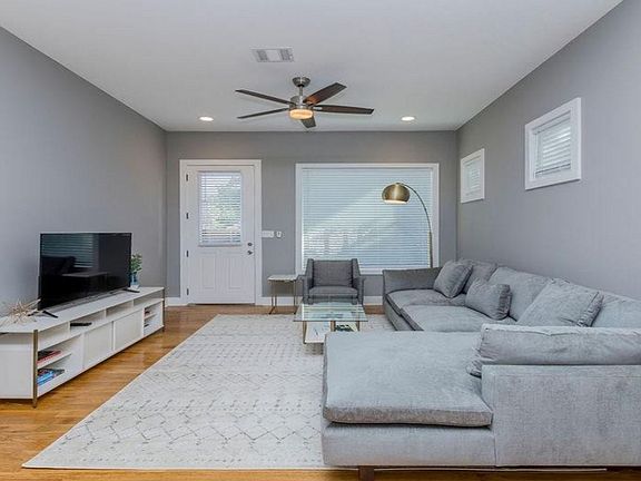 4th image of 2917 E 12th St #A