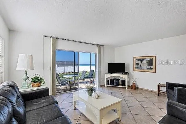 2 bed, 2.0 bath, 1043 sqft, $9,420 — Photo 2