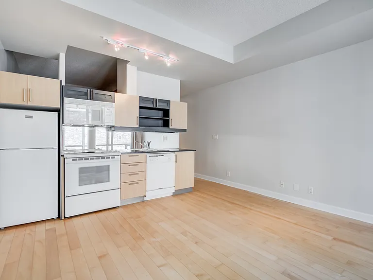 350 Wellington St W #214 — Photo 8