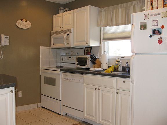 Clean & Neat Kitchen Right Side