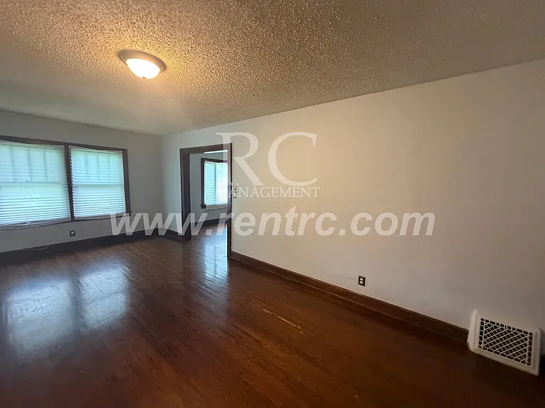 136 S Griffin St — Photo 11