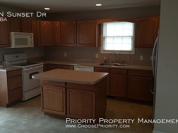 5th image of 323 N Sunset Dr