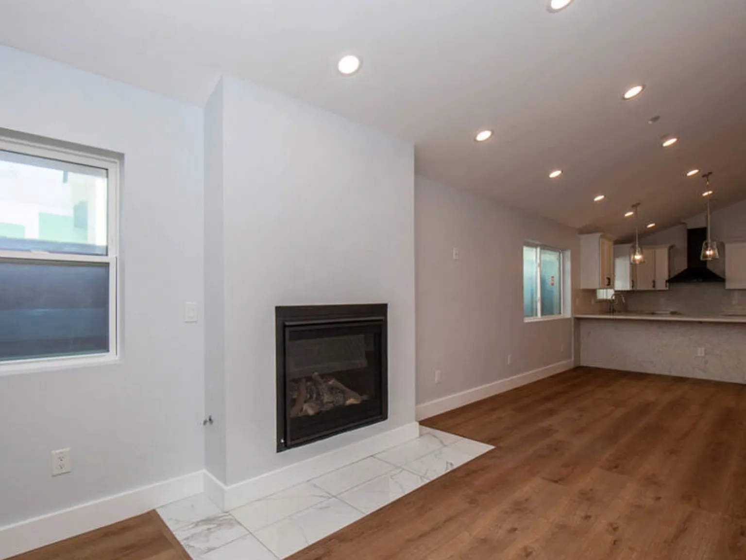 3 bed, 1364 sqft, $4,950 — Photo 2