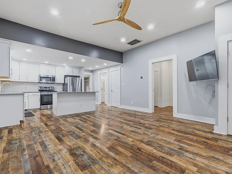 1330 Lexington Ave — Photo 4