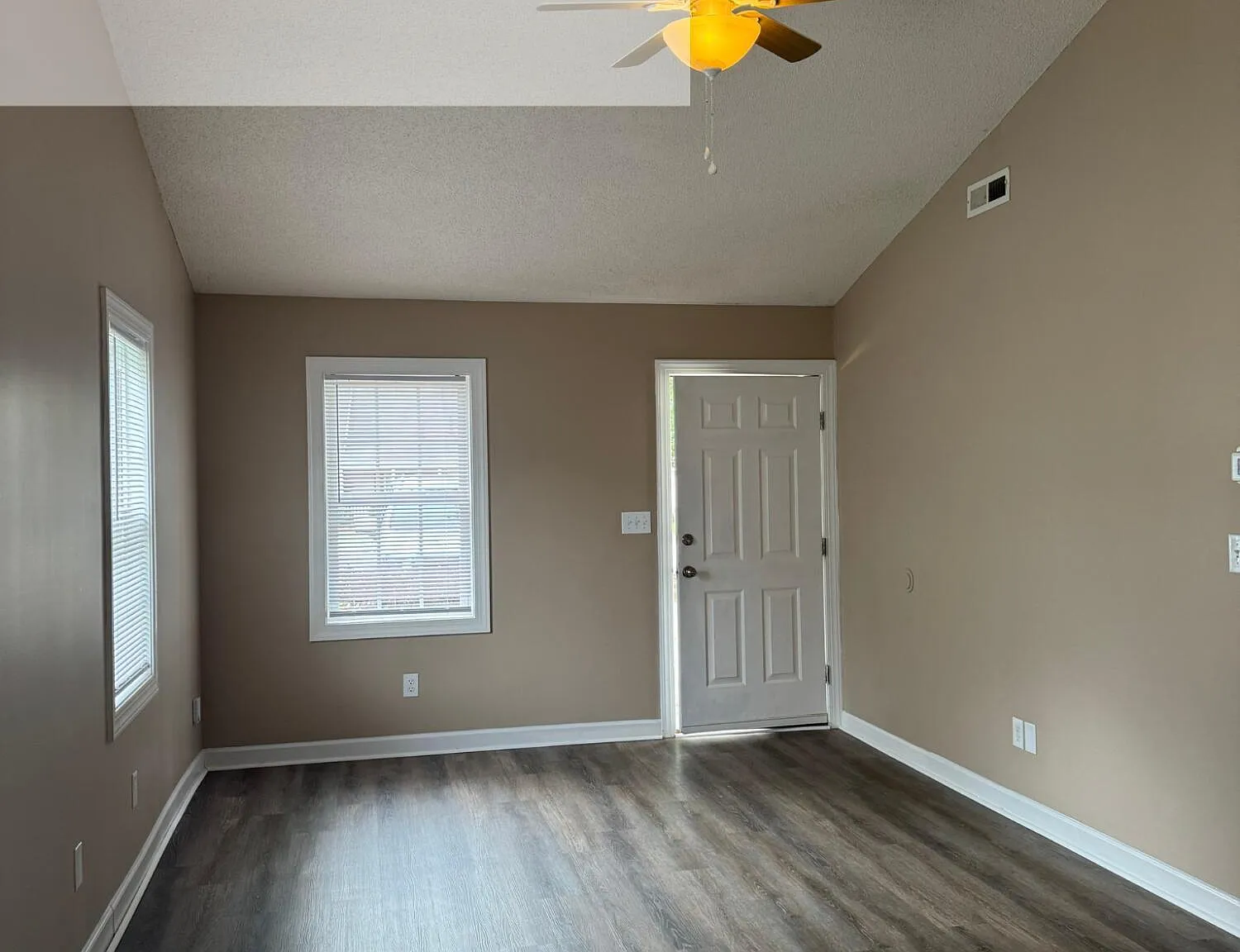 3 bed, 2.0 bath, 1000 sqft, $1,350 — Photo 2