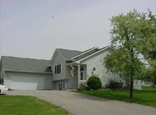 102 Candlewick Blvd SE, Poplar Grove, IL 61065