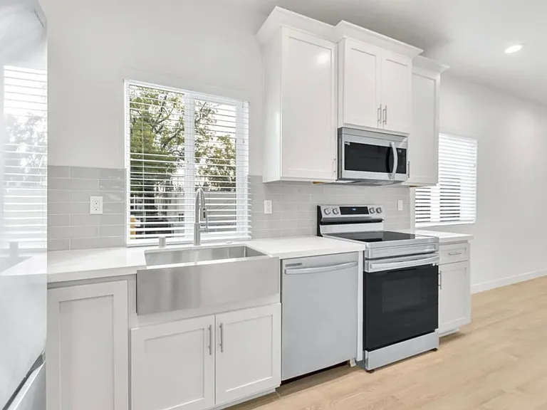 2 bedroom / 1 bath | Midtown Duplex Available Now — Photo 8
