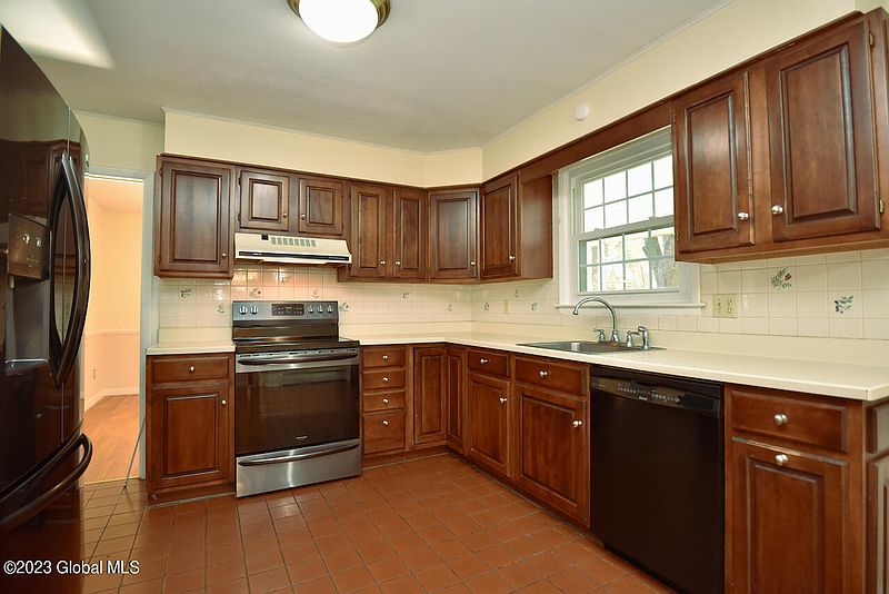 2nd image of 2 Cedar Lane