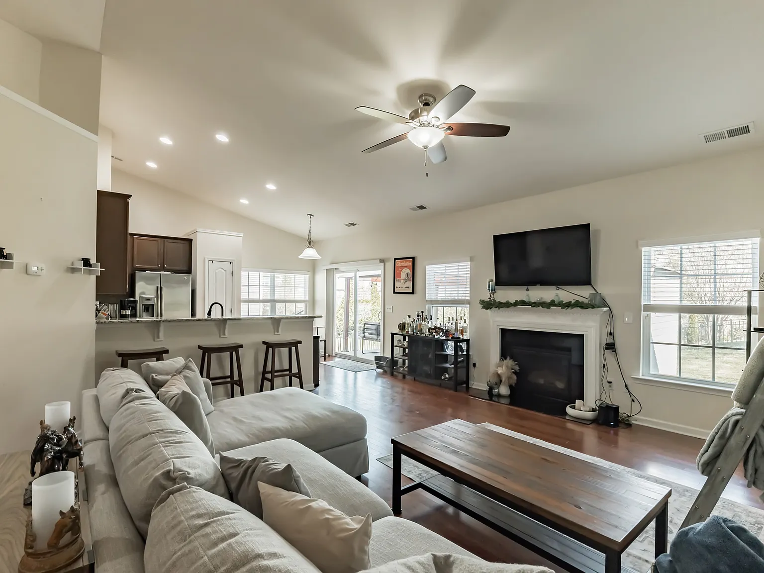 4 bed, 1818 sqft, $2,700 — Photo 4