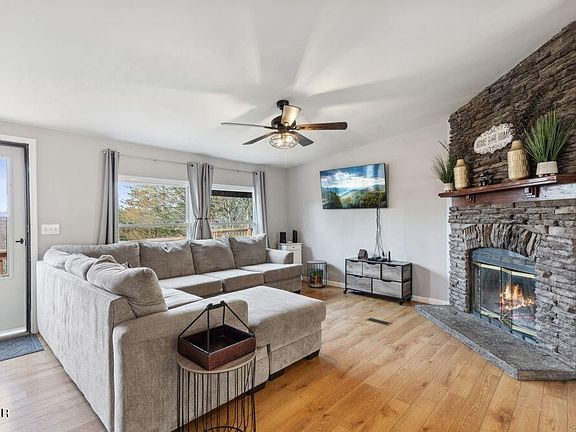 3rd image of 1009 Sumac Ct