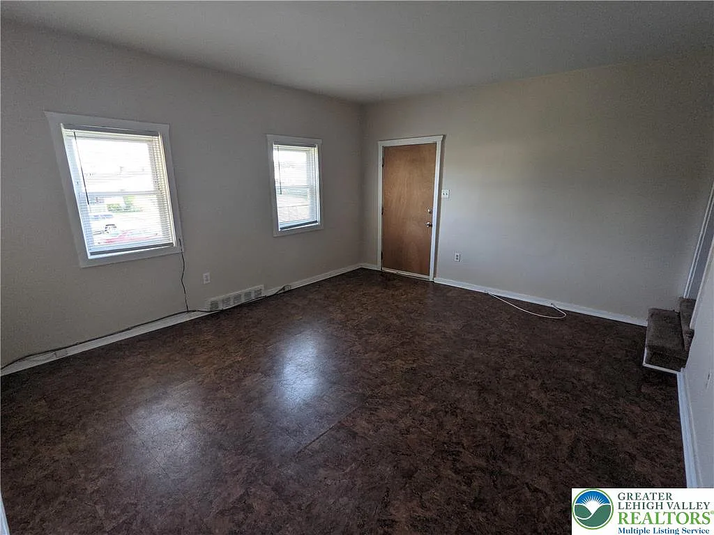 3 bed, 1.0 bath, 1000 sqft, $1,725 — Photo 3