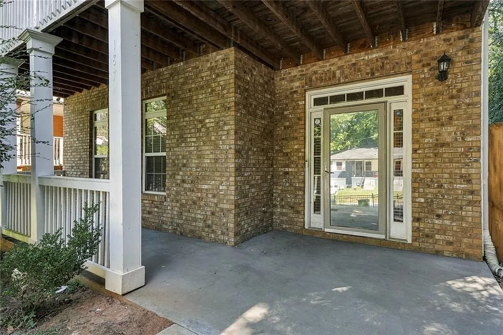 4 bed, 4.0 bath, 3276 sqft, $3,100 — Photo 2