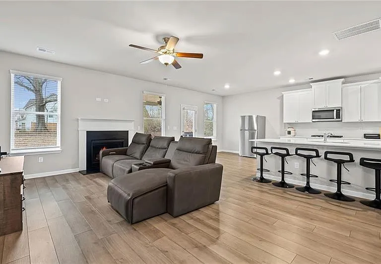 854 Orwell Dr — Photo 3