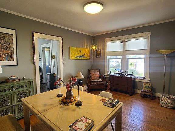 5th image of 609 S Prairie St