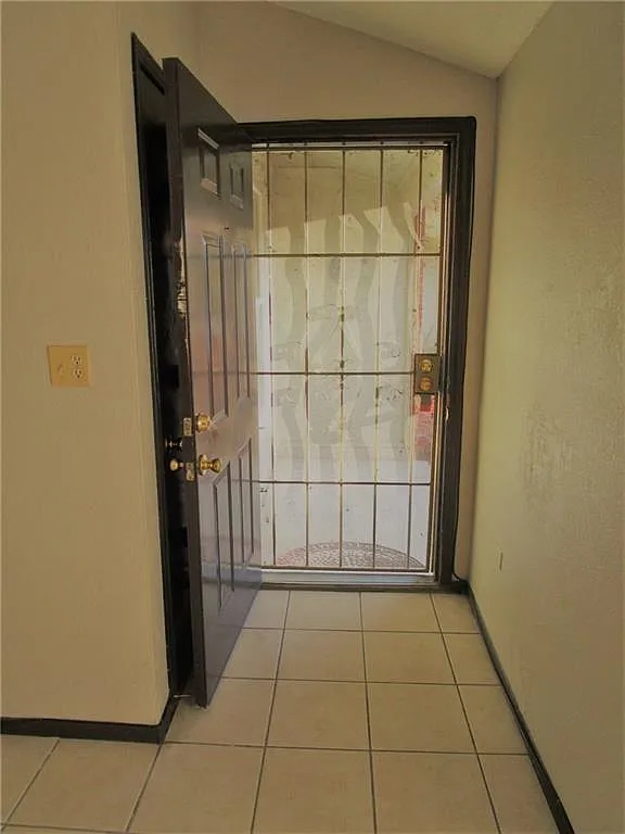 2 bed, 1.0 bath, 925 sqft, $1,250 — Photo 2
