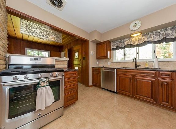 5th image of 12038 Bardwell Dr