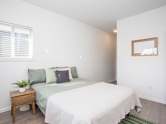 5th image of 22363 Selkirk Ave #302