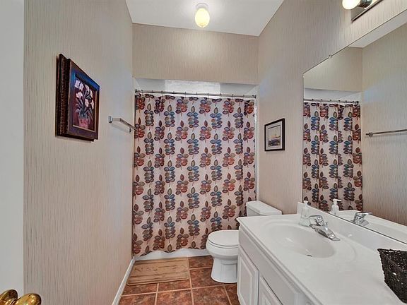 5th image of 2514 Lakeside Dr