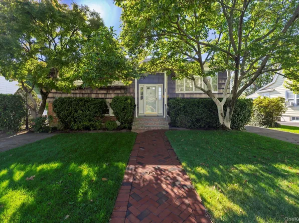 33 Starks Place, Lynbrook, NY 11563