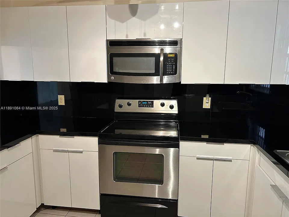 9430 Live Oak Pl
