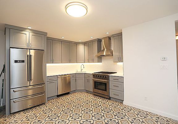 3rd image of 605 Jefferson Ave #1