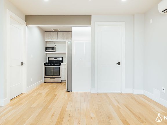 3rd image of 200 Clifton Pl #B4