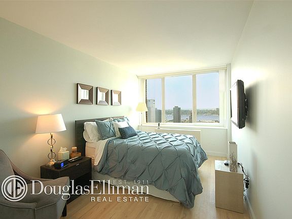 3rd image of 322 W 57th St APT 31U1