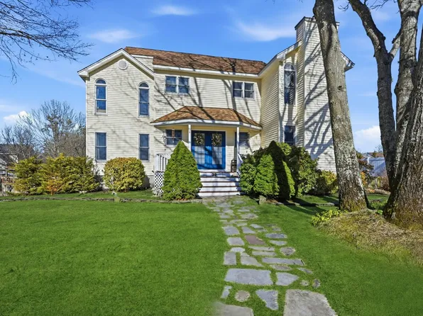 39 Memorial Blvd, East Moriches, NY 11940