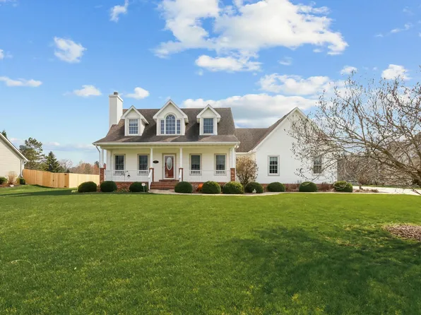 172 E Lee Dr, Kouts, IN 46347
