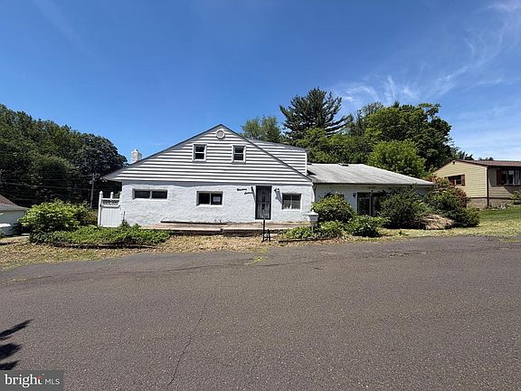 2nd image of 1916 Fernbrook Ave