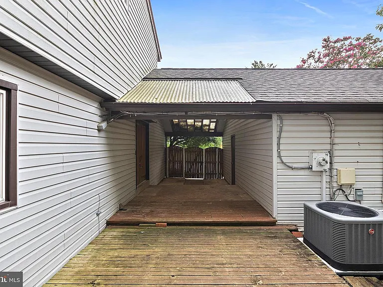 511 Avondale Dr — Photo 2