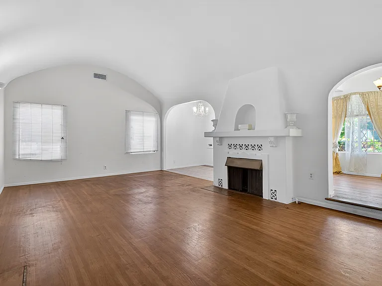 122 E Linda Vista Ave — Photo 3
