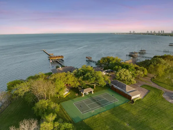 102 R St, La Porte, TX 77571