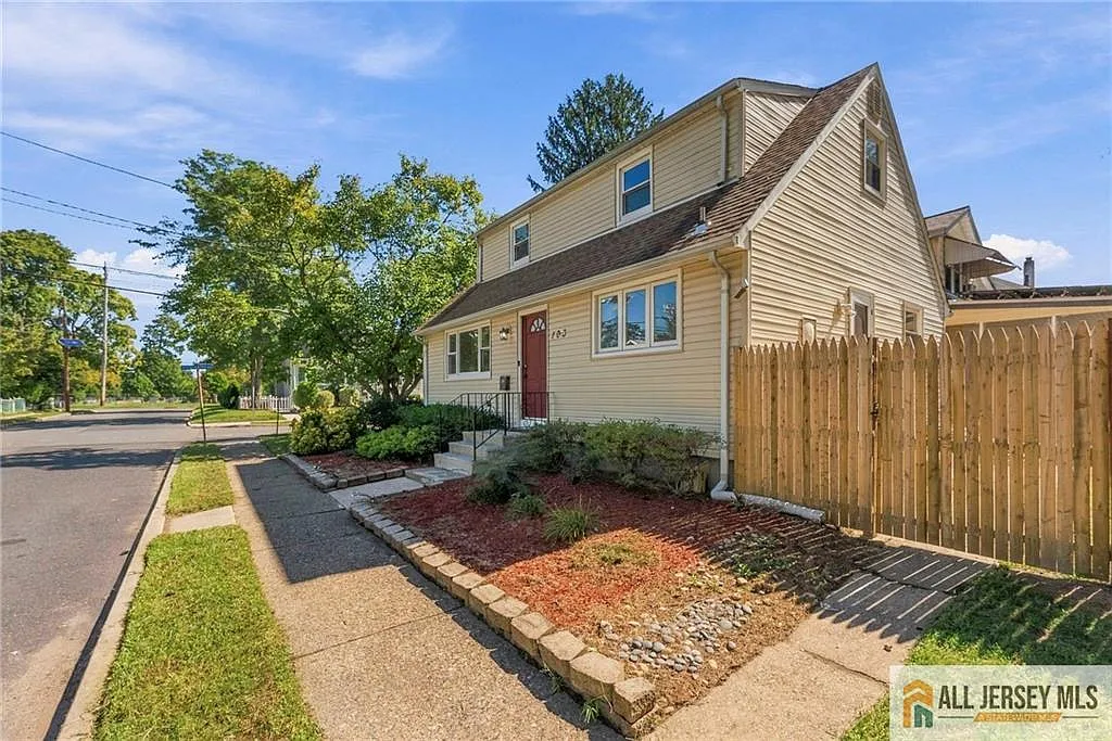 4 bed, 1.0 bath, 1075 sqft, $3,000 — Photo 2