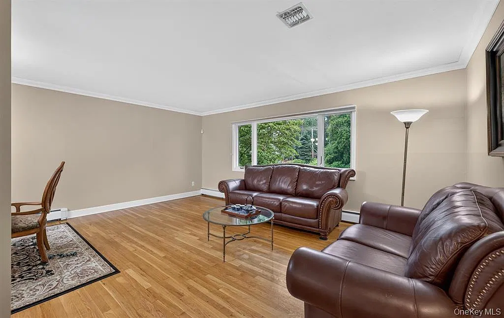 5 bed, 2500 sqft, $6,200 — Photo 2
