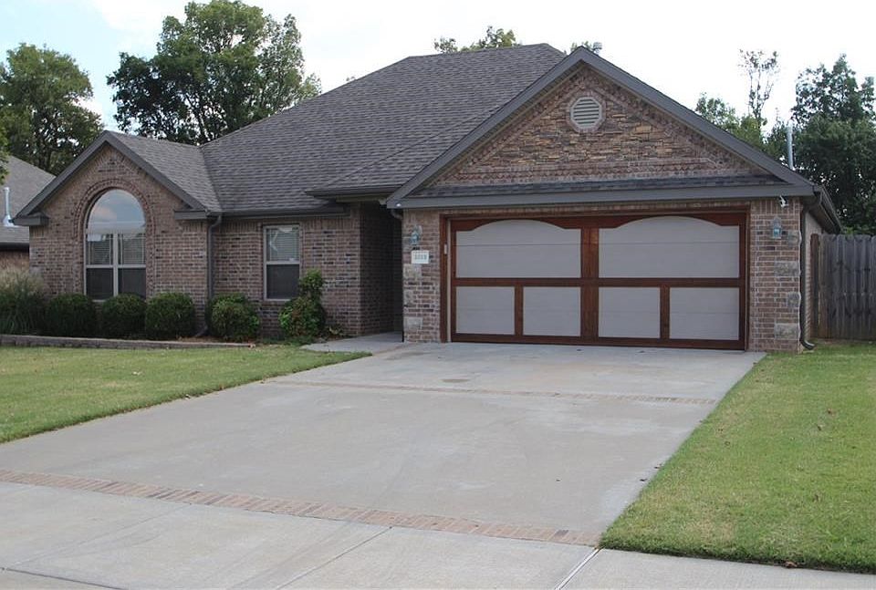Professionally landscaped with cobblestone driveway accents and keyless entry