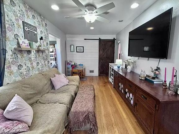 3rd image of 2152 Crisman Rd
