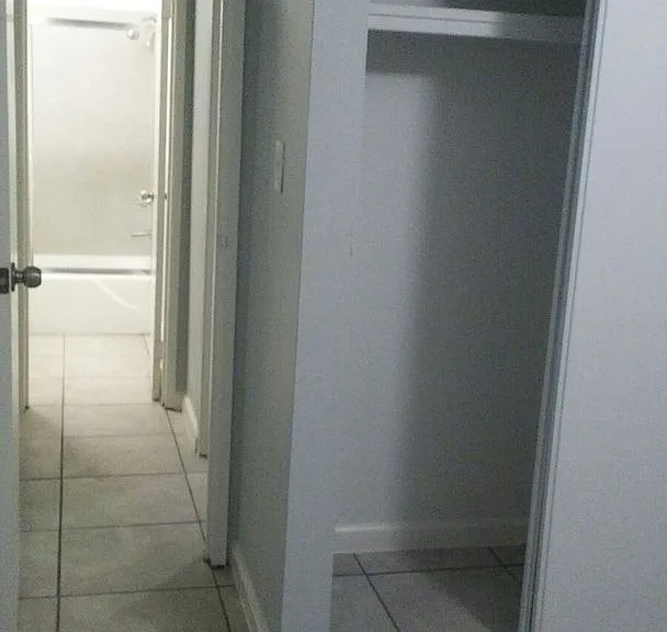 1110 S Kenmore Ave — Photo 20