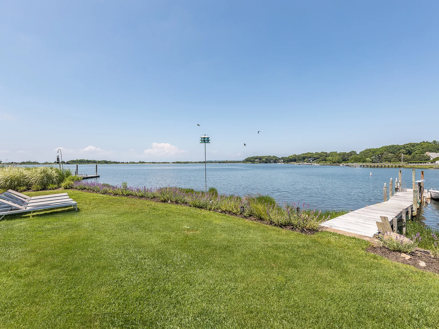 Incredible Private Sag Harbor Waterfront 3 bedroom with dock — Photo 3