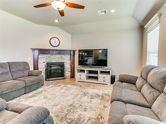 5th image of 2708 Pebble Creek St