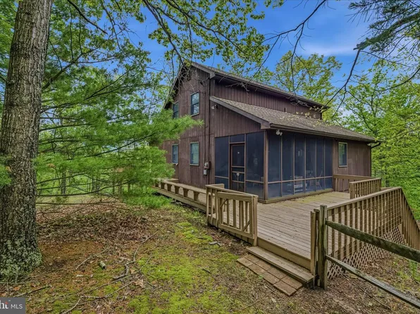 560 Moss Ln, Great Cacapon, WV 25422