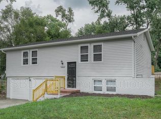 1012 E Langsford Rd, Lees Summit, MO 64086