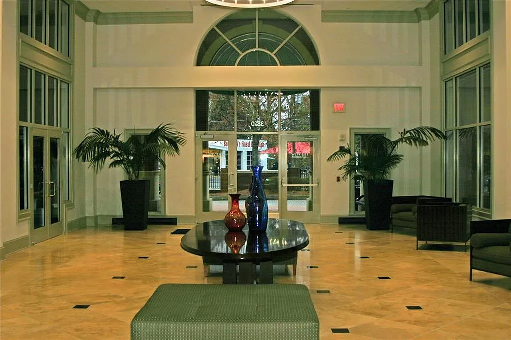 1 bed, 1.0 bath, 964 sqft, $2,100 — Photo 2