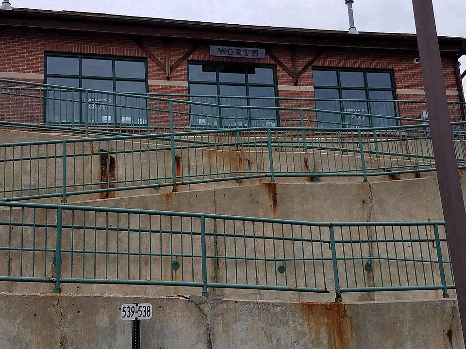Metra stop at Worth to downtown Chicago 